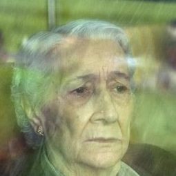 Mary González 飾演 Tía de Carlos