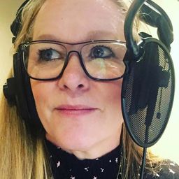 Larissa Murray 飾演 AZ / Ms. Mimi (voice)