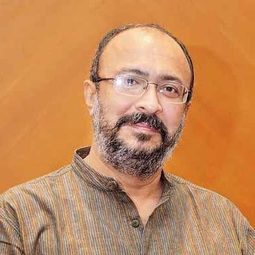 Anjum Rajabali 飾演 Dr. Debkumar Mitra