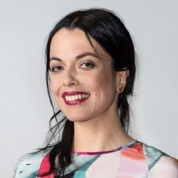 Violaine Gillibert 飾演 Hélène Bernard