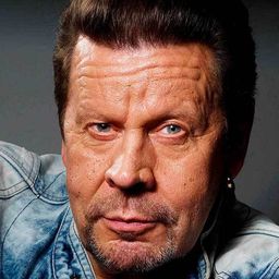 Pate Mustajärvi 飾演 Frank