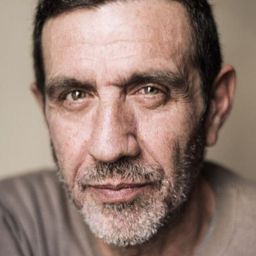 Félix Granado - 她行走於黑暗中演員 飾演Sargento