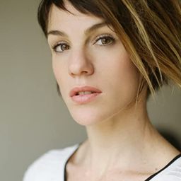 Claire Pérot - 單刀直入演員 飾演Captain Anaïs Susini