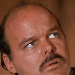 米爾斯華生 飾演 Sheriff Angus