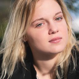 Justine Lacroix 飾演 Anaïs