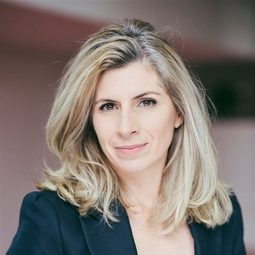 Alexandra Sallé 飾演 Karine