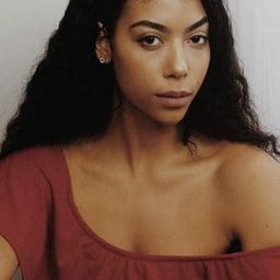 希耶拉·伍德里吉 飾演 Christine