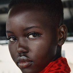 Adut Akech 飾演 