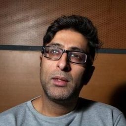 Sanjeev Kohli - Still Game: The Story So Far演員 飾演Self - Navid Harrid