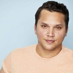 Michael Rivera 飾演 Sanchez