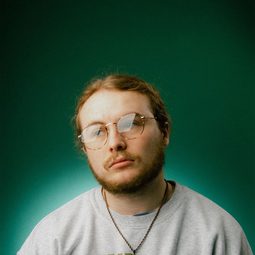 Eli Haney 飾演 Barista