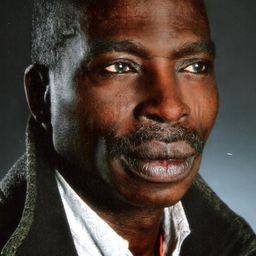 Michael Ojake 飾演 Hilal