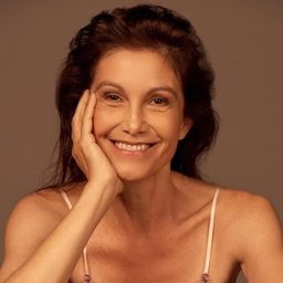 Florence de Paz 飾演 Herself