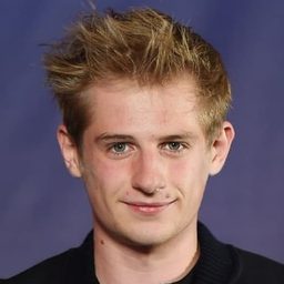 Grégoire Paturel 飾演 Louis