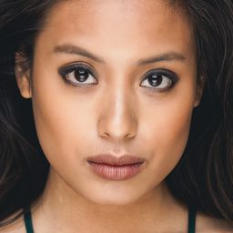 Vivien Ngô 飾演 Alice