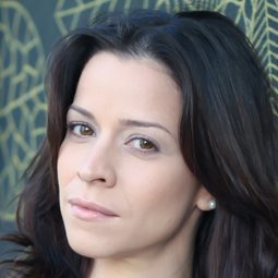 Jazmin Caratini - 獵鷹上升演員 飾演Nurse