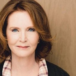 M.J. Karmi - 朱莉婭演員 飾演AA Woman