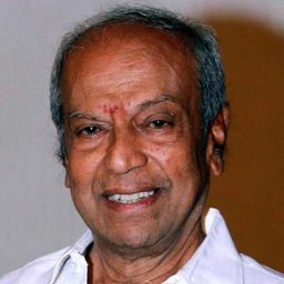 桑吉里·穆魯根 飾演 Periya Ayya / Karunakaran Periyar