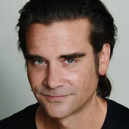 Patrick Rapold 飾演 Ernest Prodollier