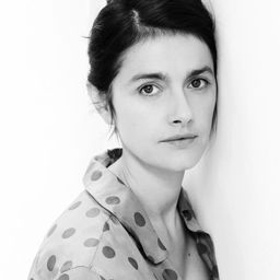 Marie Vialle 飾演 Alice