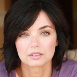 Terrie Batson 飾演 Mary
