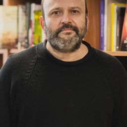 Juan Cavestany 飾演 