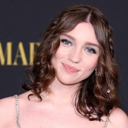 亞莉莎·絲雲頓 飾演 Anya