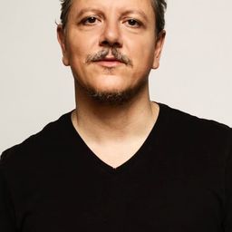 Óscar de la Fuente 飾演 Antonio