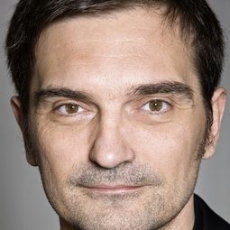 Leon Lučev 飾演 Linda's father