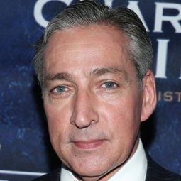 Miles Richardson 飾演 Golf Exec