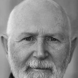 Ken Drury 飾演 Louis Gibbons