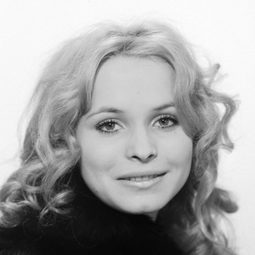 Janina Sokołowska - 砂漏療養院演員 飾演Nurse