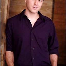 Aaron Sherry 飾演 Zombie Doctor