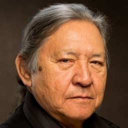 Joseph Whitebird 飾演 Yup'ik Man