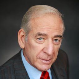 Michael Gregory 飾演 Judge Harrold