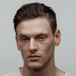 加百列·阿爾瑪 - 哨兵行動演員 飾演Armurier