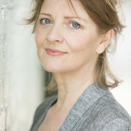 Yvonne O'Grady - Mr. Right演員 飾演Business Woman