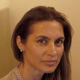 Chrysa Avrami 飾演 Elena Sistovari