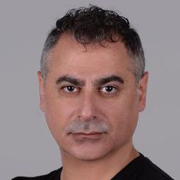 Dost Elver 飾演 Yavuz