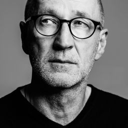 Peter Lohmeyer 飾演 Sebastian