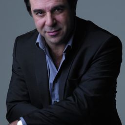 Daniele Gatti 飾演 Conductor