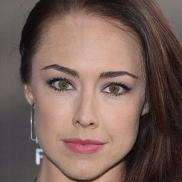 Lindsey McKeon 飾演 Nicole