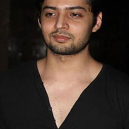 薩達·卡邁勒 飾演 Vinay