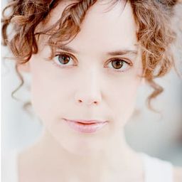 Delphine Rivière 飾演 Samia