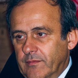 Michel Platini 飾演 Self
