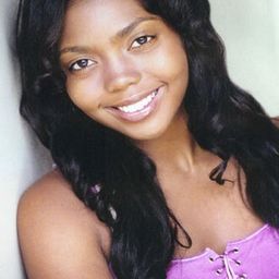 RuDee Sade 飾演 Joanne Smith