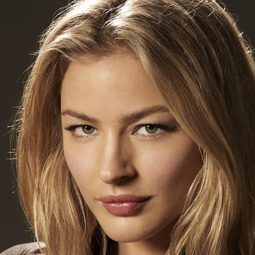 Tabrett Bethell - 嬰兒轉孕站演員 飾演Beth