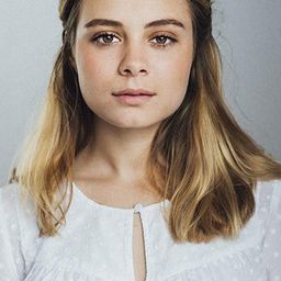 Athena Strates 飾演 Nicole Gee