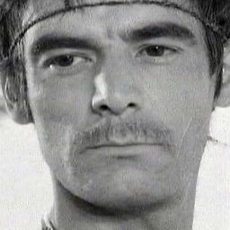 Takis Emmanuel 飾演 Kostas Manou