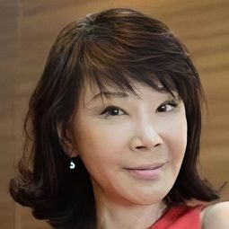 李龍女 飾演 Hunchback Woman